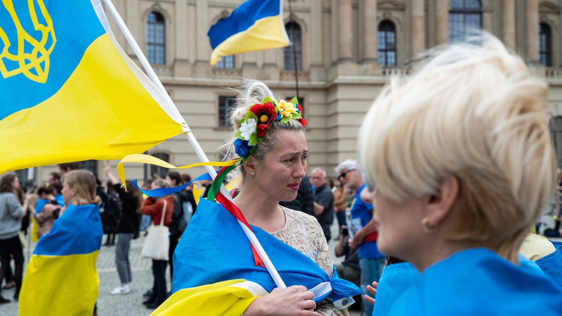 Demonstranten mit ukrainischen Flaggen in Berlin (Symbolbild): Offiziell haben sich seit Kriegsbeginn 54.000 Menschen in der Hauptstadt registriert, die tatsächliche Zahl dürfte aber wesentlich größer sein.