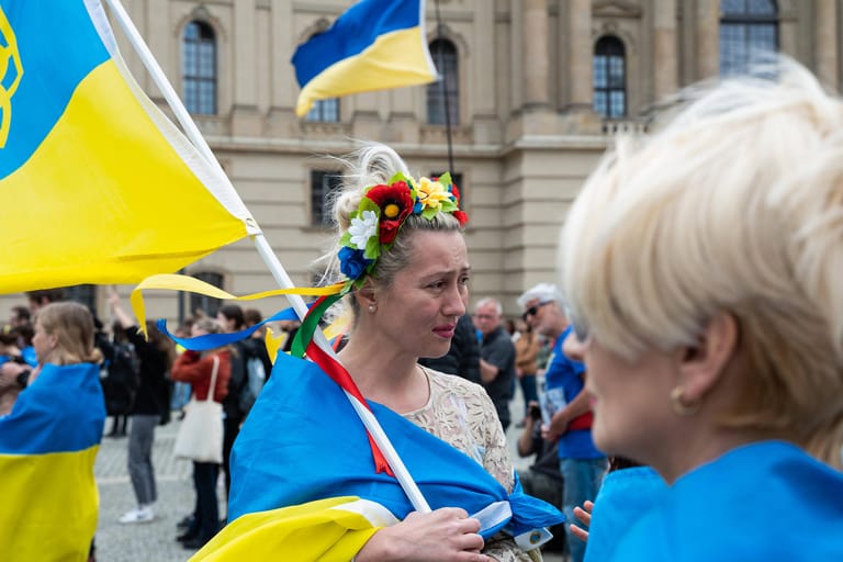 Demonstranten mit ukrainischen Flaggen in Berlin (Symbolbild): Offiziell haben sich seit Kriegsbeginn 54.000 Menschen in der Hauptstadt registriert, die tatsächliche Zahl dürfte aber wesentlich größer sein.
