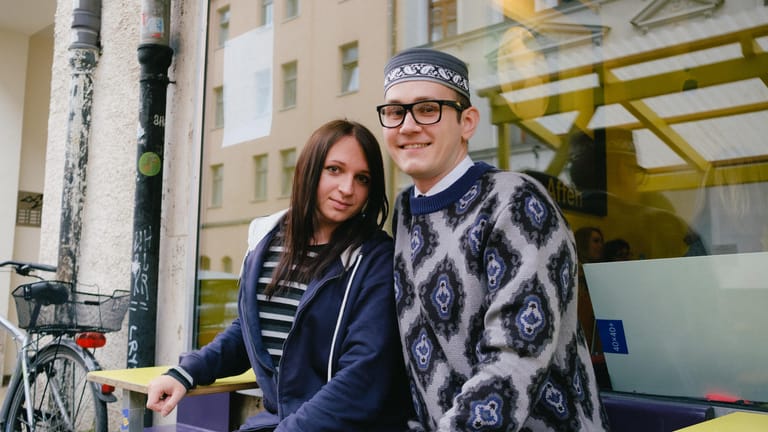 Polina Kramarchuk und Kamil Safin vorm Baader Café in München. Kramartschuk ist erst vor wenigen Wochen aus der Ukraine nach Deutschland geflüchtet.