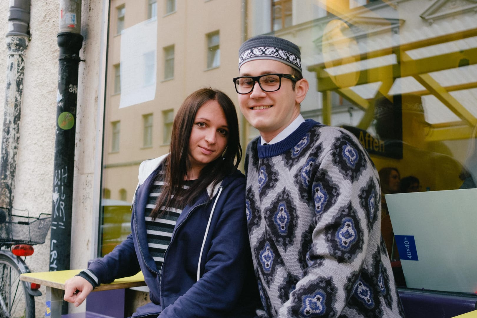 Polina Kramarchuk und Kamil Safin vorm Baader Café in München. Kramartschuk ist erst vor wenigen Wochen aus der Ukraine nach Deutschland geflüchtet.