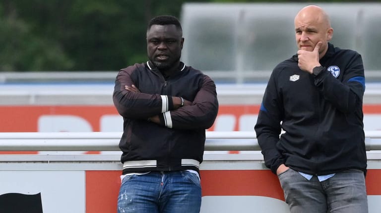 Rouven Schröder und Gerald Asamoah (v. r.): Schalkes Sportdirektor und der Leiter der Lizenzspielerabteilung werden im Sommer viel zu tun haben.