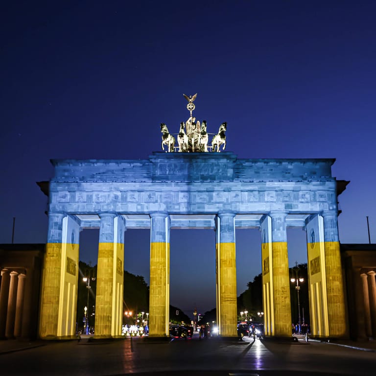 Das Brandenburger Tor in den Farben der Ukraine (Symbolbild): Ein Feiertag als "Zeichen der Solidarität" mit der Ukraine?