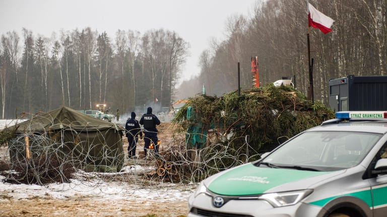 Polnische Grenze zu Belarus: Polen baut dort derzeit eine befestigte Anlage, um Migranten fernzuhalten.