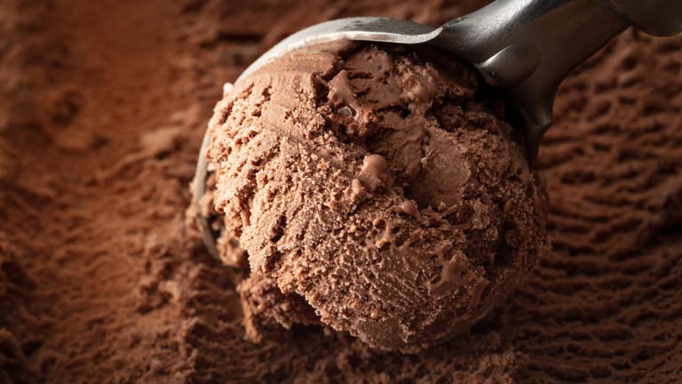 Schokoladeneis: "Öko-Test" rät zu einem maßvollen Genuss – schließlich steckt in Eis viel Zucker.