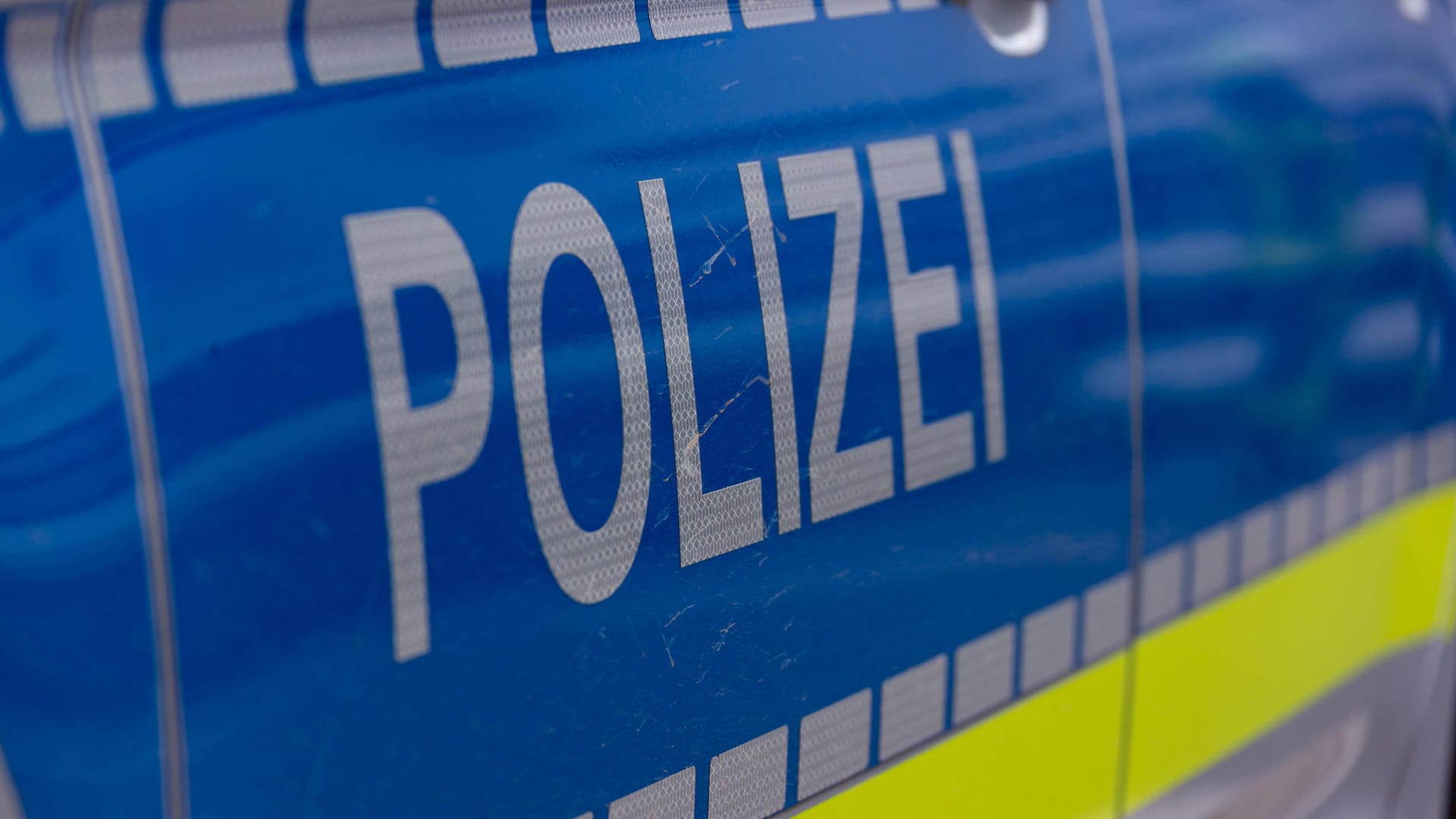 Schriftzug "Polizei" auf einem Streifenfahrzeug (Symbolbild): Die Autobahn war zeitweise komplett gesperrt. Schriftzug "Polizei" auf einem Streifenfahrzeug (Symbolbild): Die Autobahn war zeitweise komplett gesperrt.