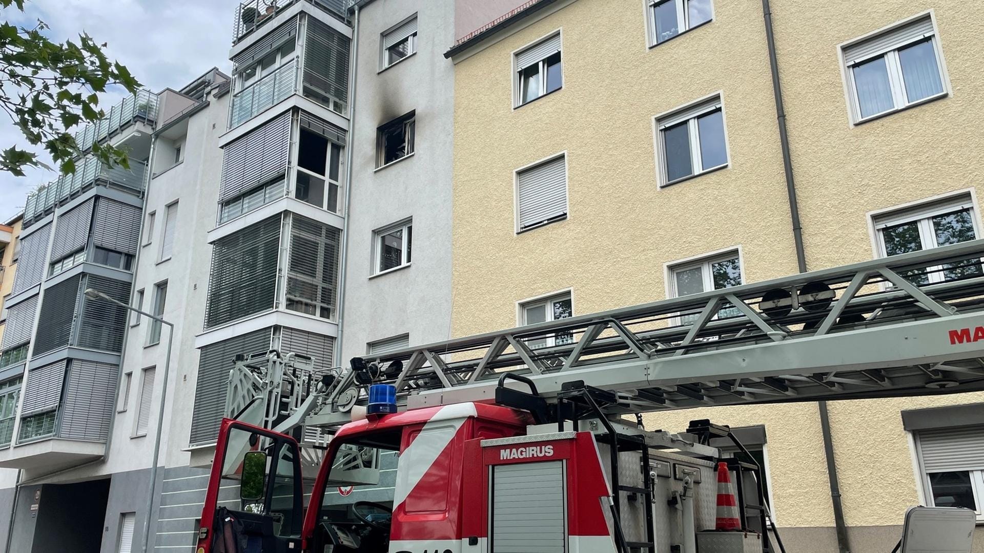 Nach einem Brand in einer Wohnung an der Hohfederstraße entdeckten die Einsatzkräfte einen toten Mann. Nach einem Brand in einer Wohnung an der Hohfederstraße entdeckten die Einsatzkräfte einen toten Mann.