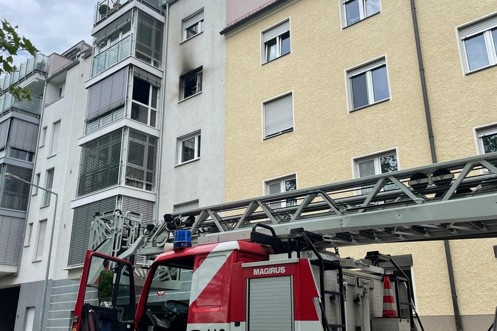 Nach einem Brand in einer Wohnung an der Hohfederstraße entdeckten die Einsatzkräfte einen toten Mann.