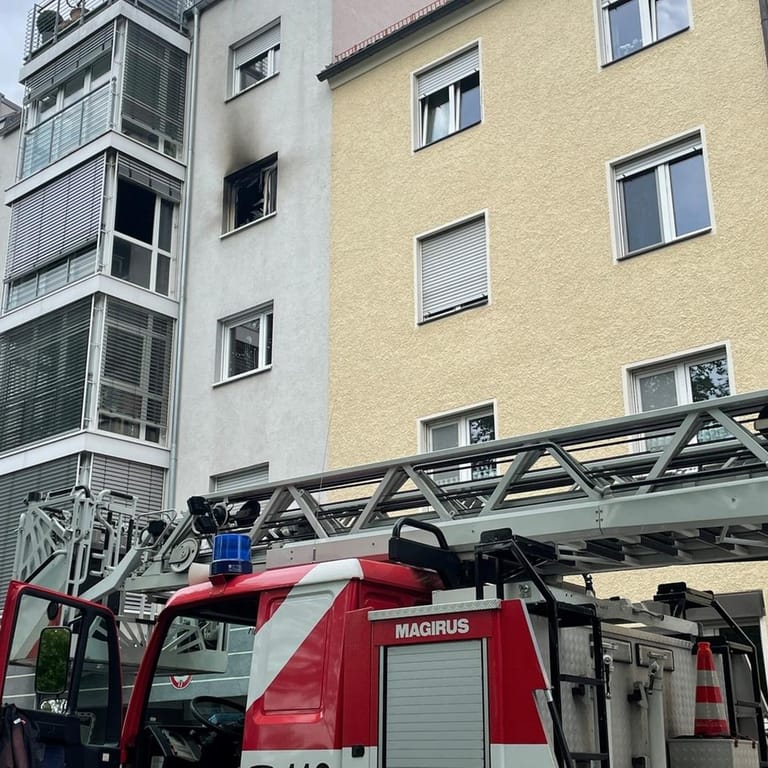 Nach einem Brand in einer Wohnung an der Hohfederstraße entdeckten die Einsatzkräfte einen toten Mann.