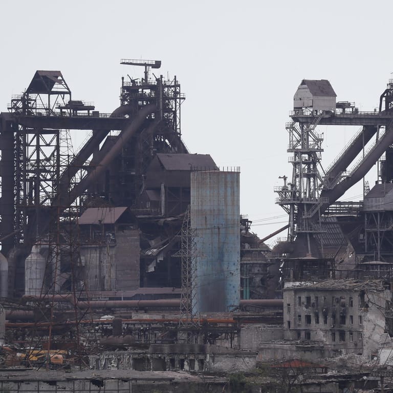 Blick auf das Asowstal-Werk in der Hafenstadt Mariupol: Russland soll das Werk laut ukrainischen Angaben mit Phosphorbomben beschossen haben.