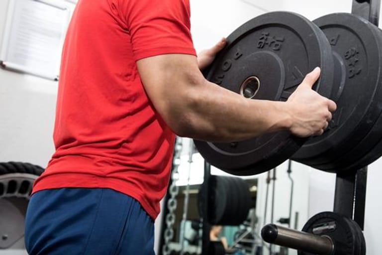 An Gewichtheben ist längst nicht mehr zu denken? Wer aus gesundheitlichen Gründen nicht mehr trainieren kann, darf vorzeitig kündigen.