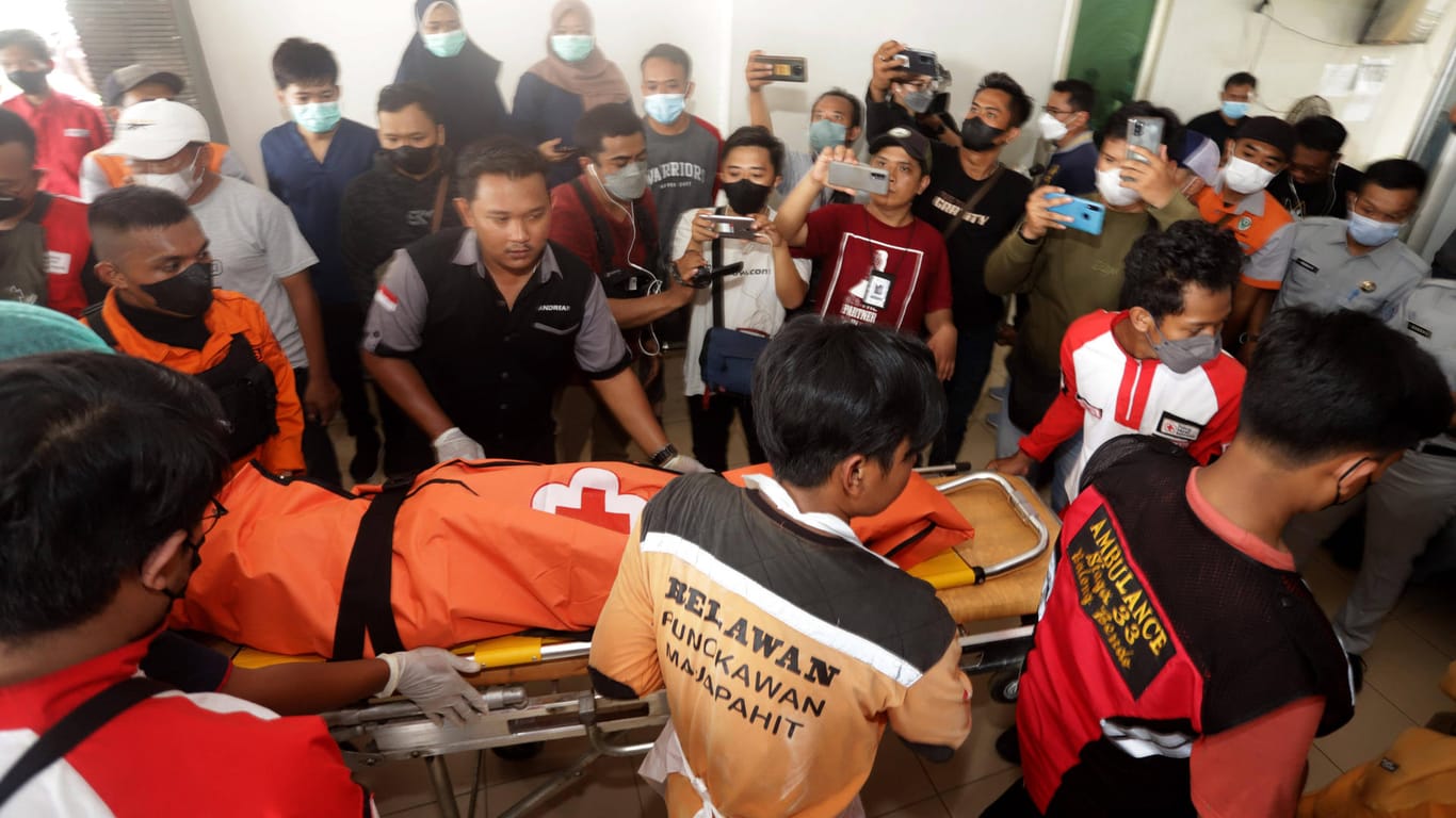 Rettungskräfte kümmern sich um Opfer des Busunglücks: Der Unfall ereignete sich zwischen Mojokerto und der Hafenmetropole Surabaya.