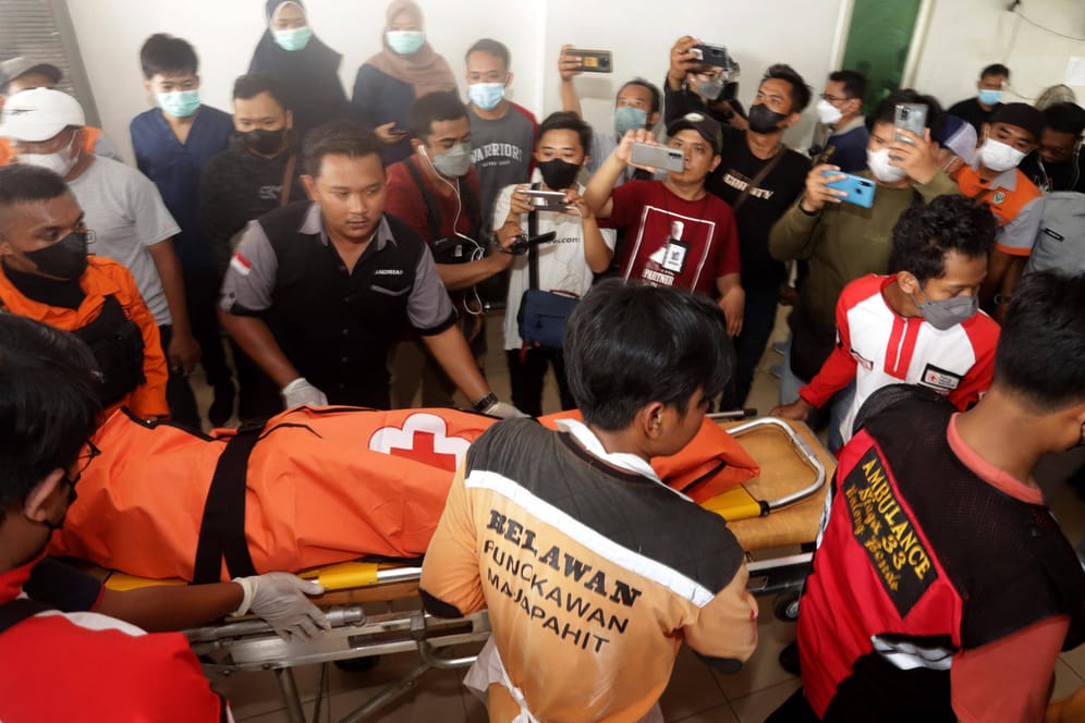 Rettungskräfte kümmern sich um Opfer des Busunglücks: Der Unfall ereignete sich zwischen Mojokerto und der Hafenmetropole Surabaya.