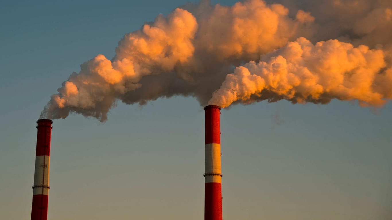 Zwei Industrieschornsteine (Archiv): Grund für den Emissionsanstieg ist vor allem der wirtschaftliche Aufschwung.