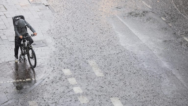 Ein Radfahrer am Montag in Köln im Regen: Im Westen Deutschlands warnte der DWD vor teils schweren Unwettern.