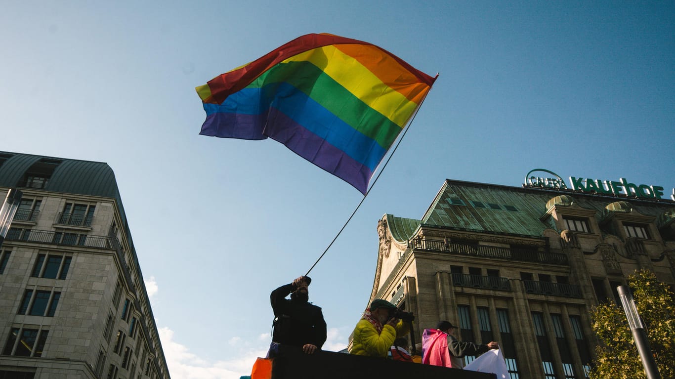 Regenbogenfahne in Düsseldorf (Symbolbild): Die Ampel-Koalition will ein ausdrückliches Verbot der Diskriminierung wegen der sexuellen Identität ins Grundgesetz aufnehmen.