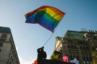 Regenbogenfahne in Düsseldorf (Symbolbild): Die Ampel-Koalition will ein ausdrückliches Verbot der Diskriminierung wegen der sexuellen Identität ins Grundgesetz aufnehmen.