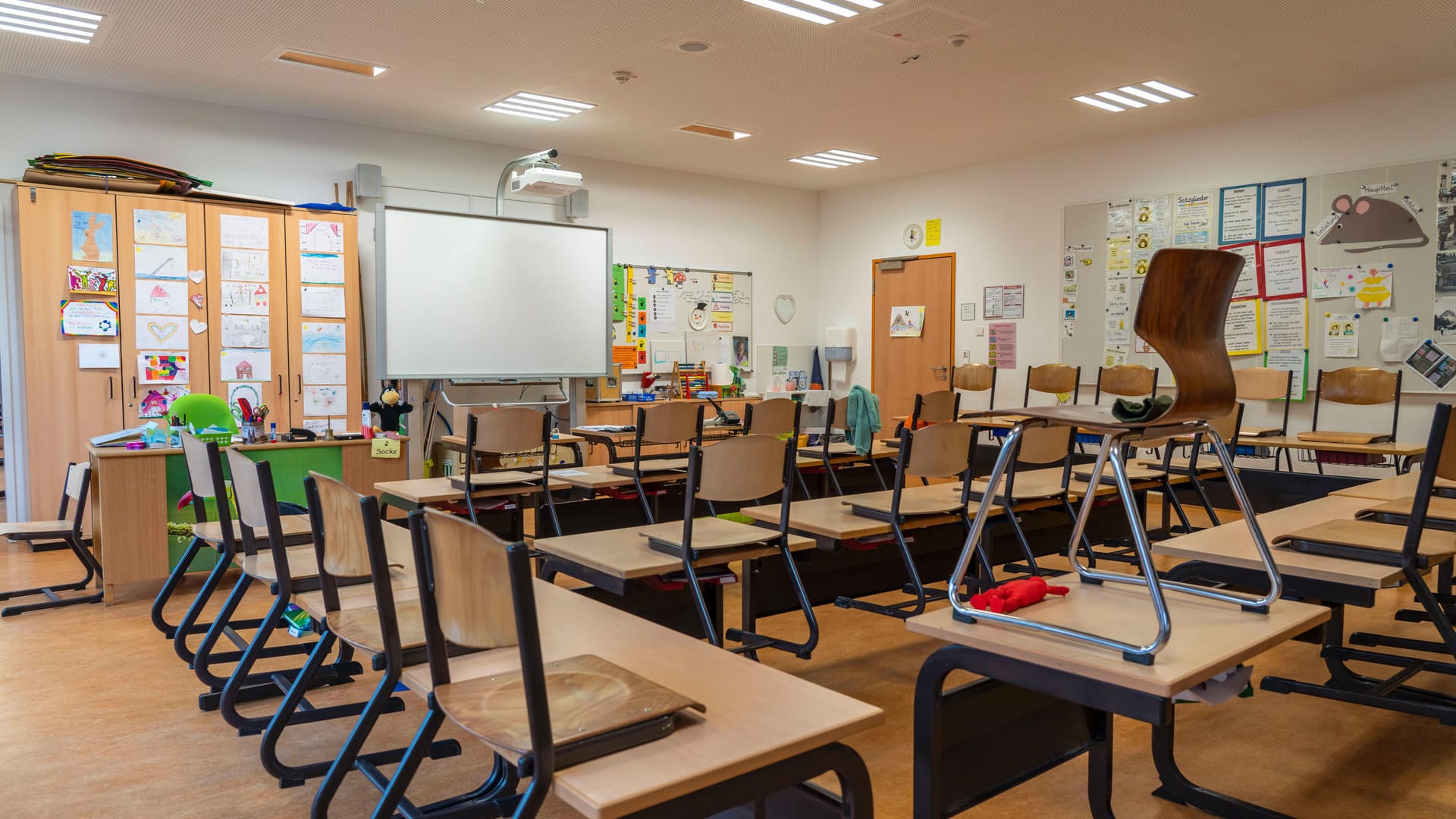 Ein leeres Klassenzimmer (Symbolbild): Ab dem Schuljahr 2023/2024 soll der Religionsunterricht nicht mehr getrennt sein.