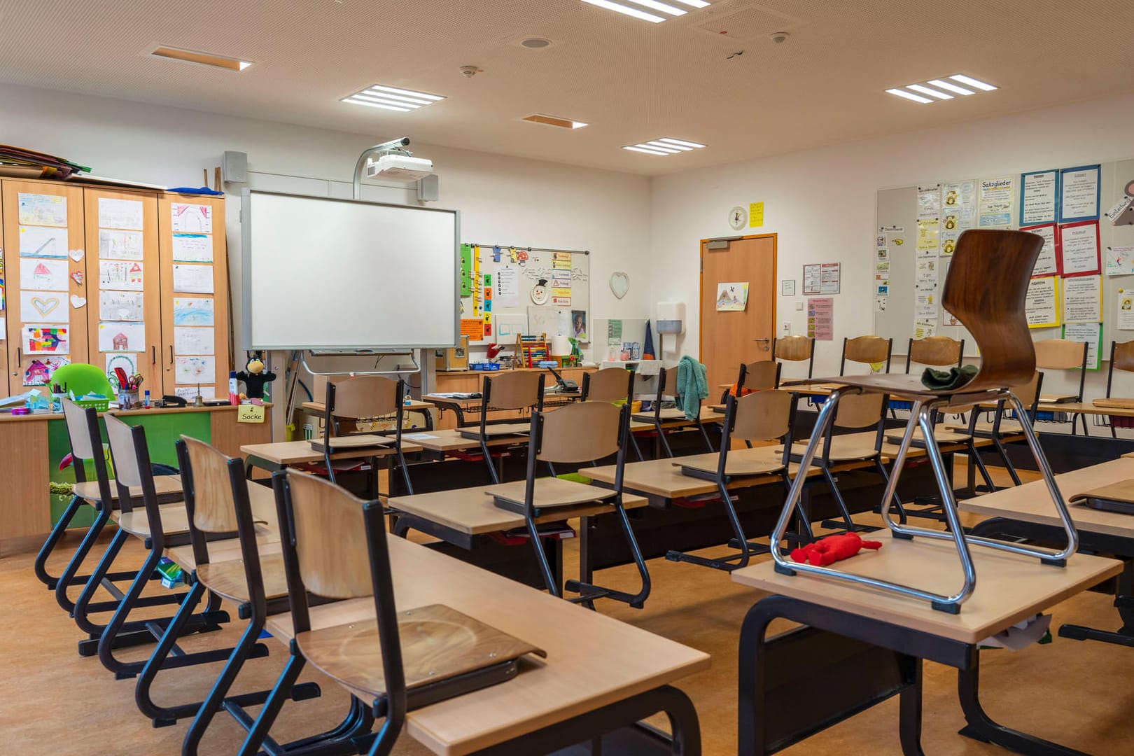 Ein leeres Klassenzimmer (Symbolbild): Ab dem Schuljahr 2023/2024 soll der Religionsunterricht nicht mehr getrennt sein.