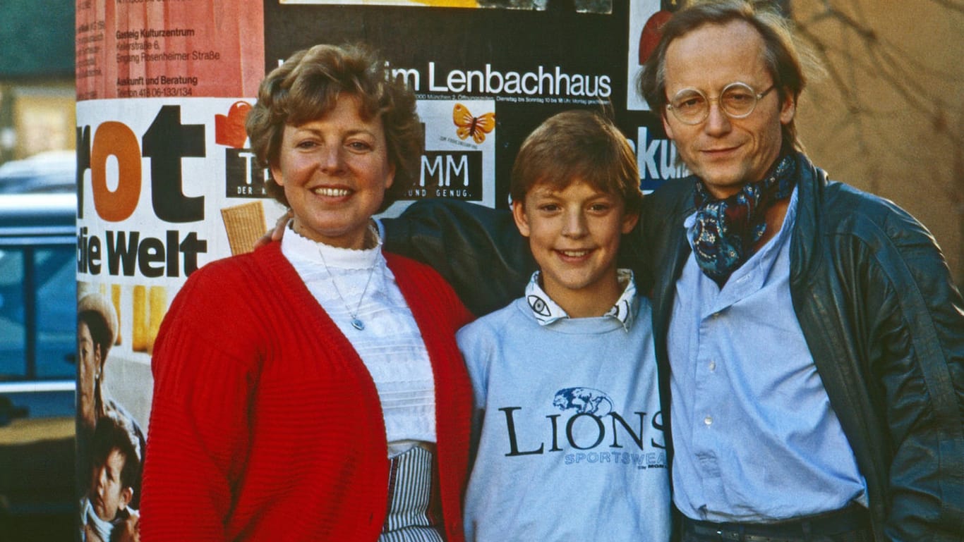 "Lindenstraße"-Stars 1985: Marie-Luise Marjan, Christian Kahrmann und Joachim Luger posieren für ein Foto.