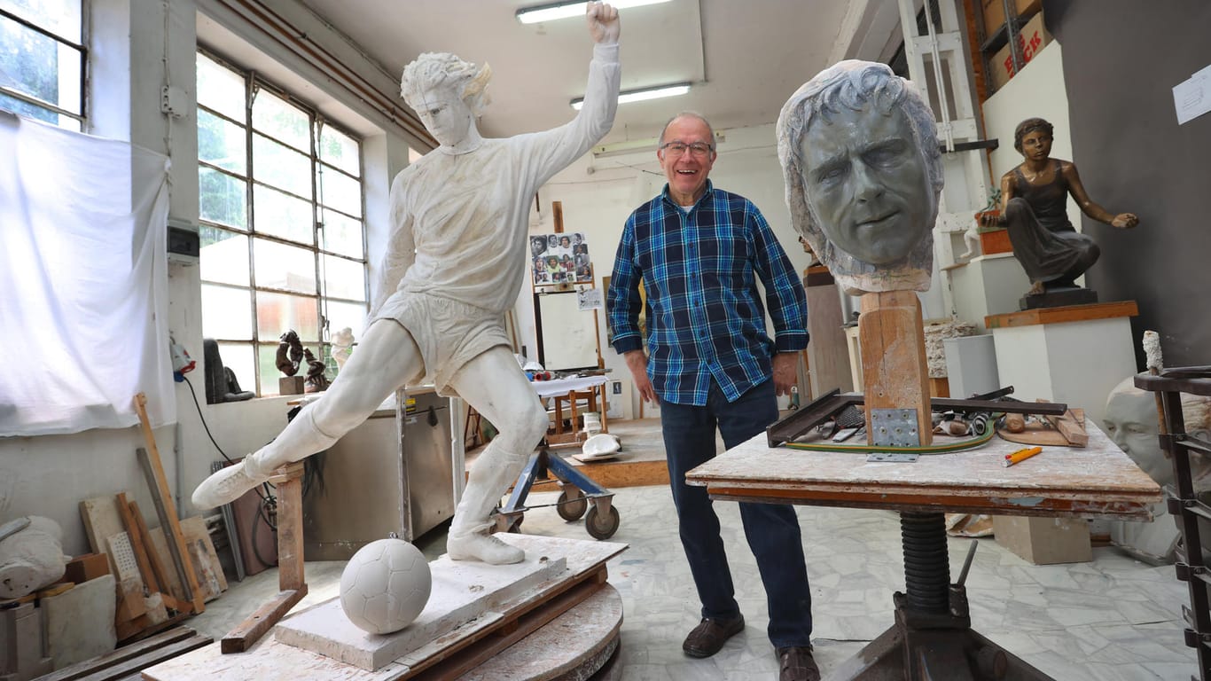 Künstler und Bildhauer Herbert Deiss neben dem Entwurf: Aus einem Abdruck soll später die Bronzestatue gegossen werden.