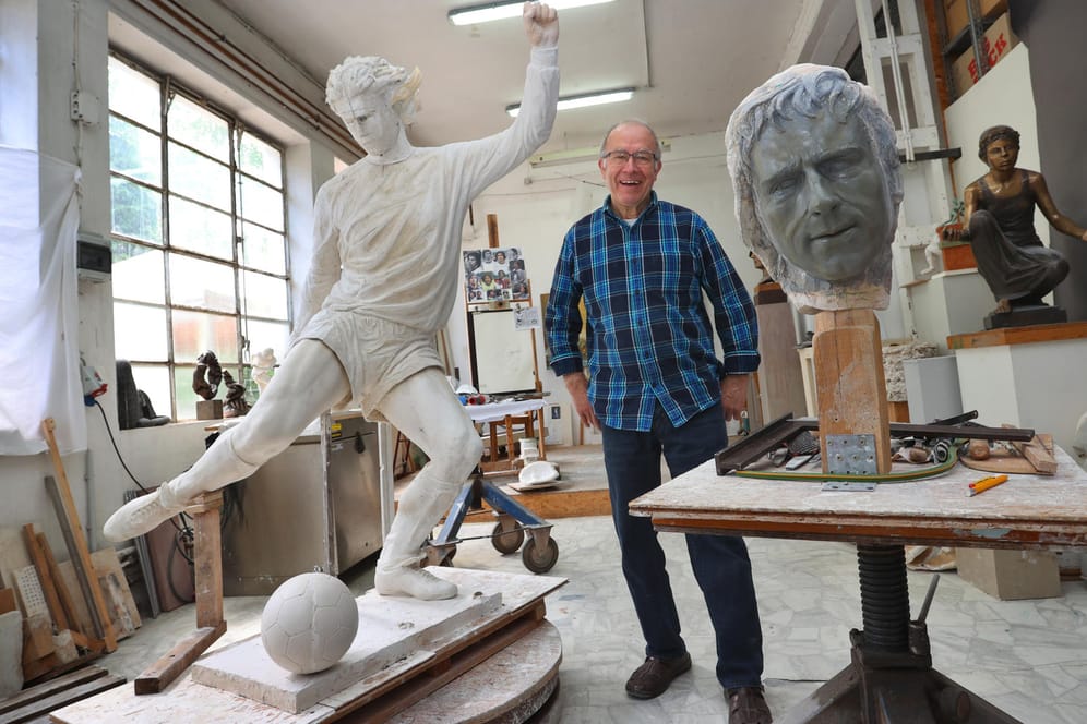 Künstler und Bildhauer Herbert Deiss neben dem Entwurf: Aus einem Abdruck soll später die Bronzestatue gegossen werden.
