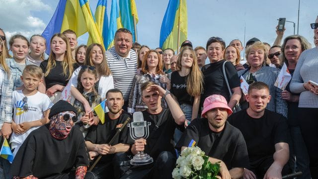 Das Kalush Orchestra mit Fans an der ukrainisch-polnischen Grenze.