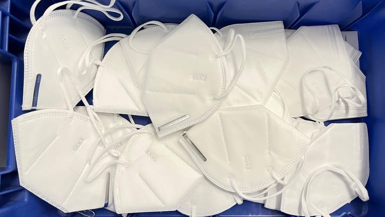 FFP2-Masken in einer Kiste (Symbolbild): Im Frühjahr 2020 wurde Schutzausrüstung zu überzogenen Preisen von der Bundesregierung bestellt.