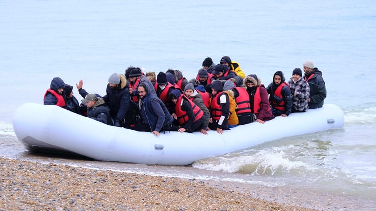 Migranten kommen in England an: Die Route über den Ärmelkanal wird immer stärker genutzt.