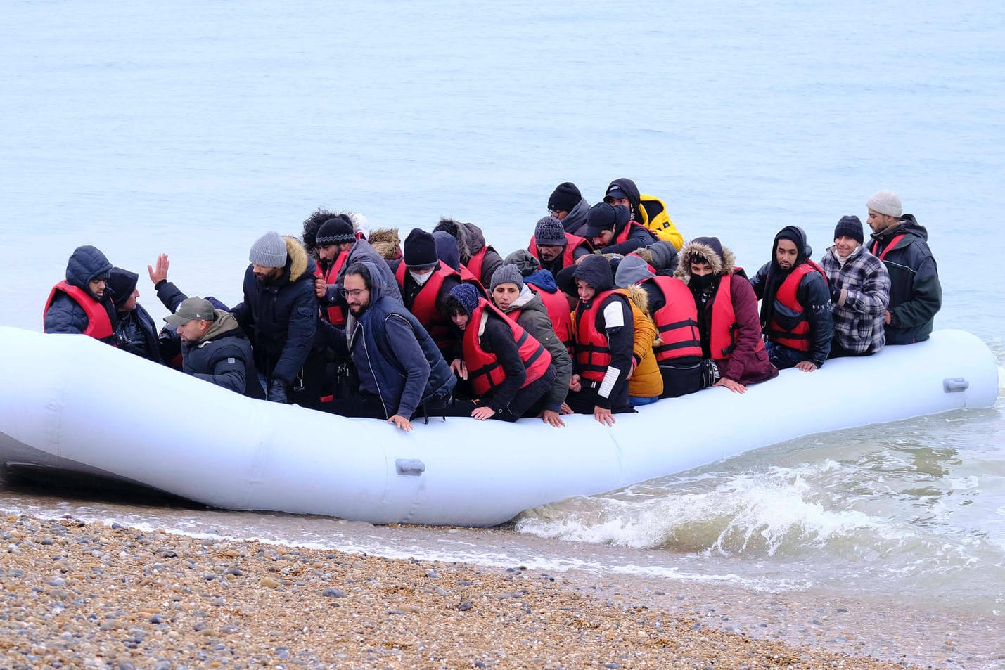 Migranten kommen in England an: Die Route über den Ärmelkanal wird immer stärker genutzt.