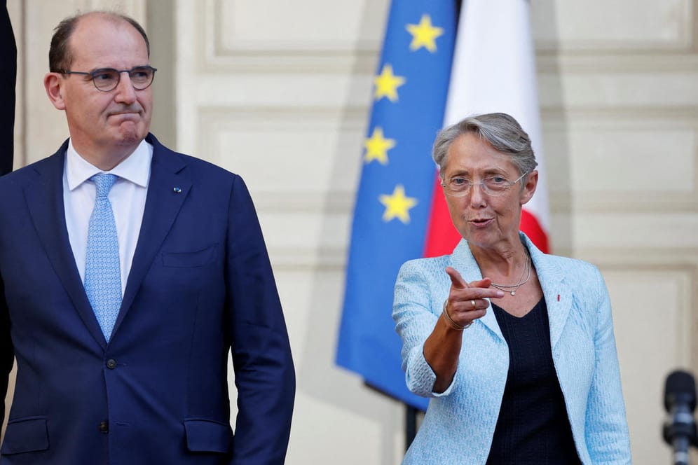 Der zurückgetretenen Premierminister Jean Castex und seine Nachfolgerin Elisabeth Borne in Paris: Borne war von Beginn an in Macrons Regierungsmannschaft.