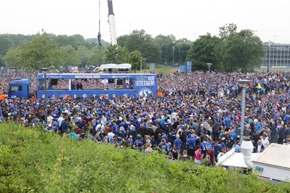 Fans des FC Schalke 04 empfangen die Mannschaft zur Aufstiegsfeier auf dem Rudi-Assauer-Platz.