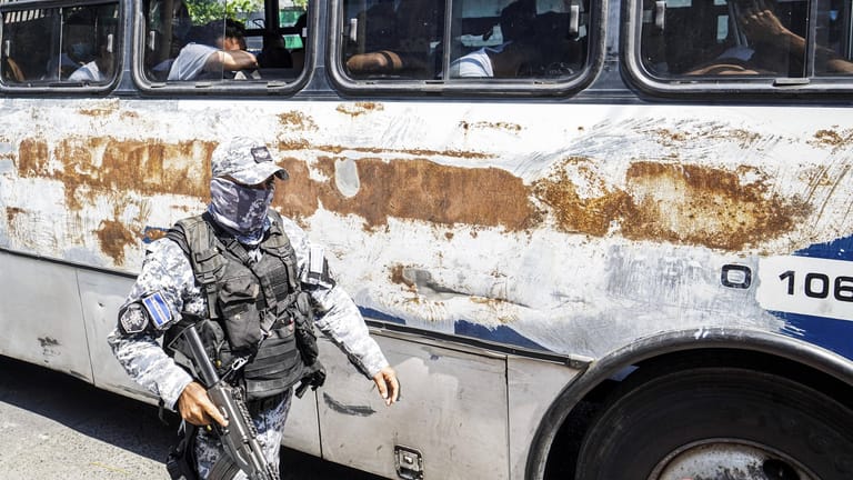 El Salvador, Festnahmen nach Mordwelle in San Salvador March 31, 2022, San Salvador, El Salvador: Police officers escor
