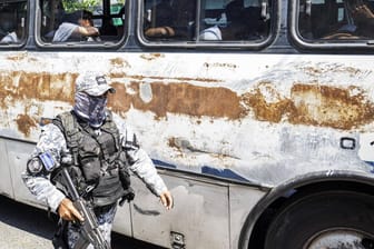 El Salvador, Festnahmen nach Mordwelle in San Salvador March 31, 2022, San Salvador, El Salvador: Police officers escor