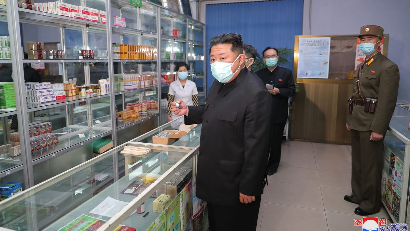 Kim Jong Un beim Besuch einer Apotheke in Pjöngjang: Der nordkoreanische Diktator macht andere für die Corona-Situation in dem Land verantwortlich.