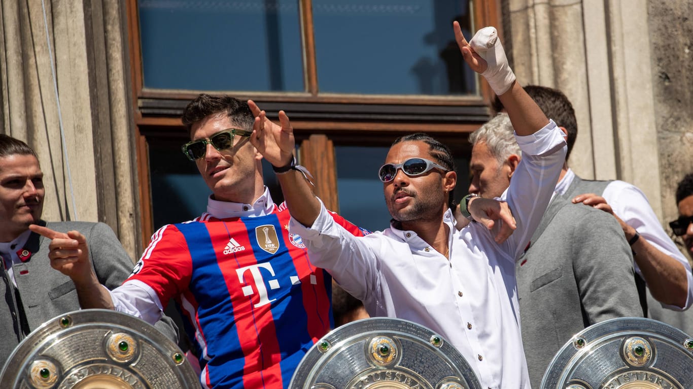 Robert Lewandowski (l.) und Serge Gnabry: Sie feiern die zehnte Meisterschaft in Folge in München.