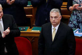 Viktor Orban im Parlament: Ein Abgeordneter verließ in Reaktion auf die Rede des Premierministers den Plenarsaal.