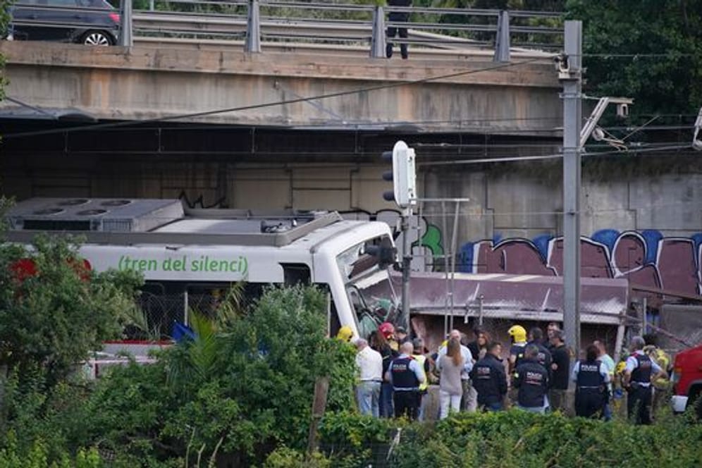 Bei dem Zusammenstoß eines Vorortzuges mit einem Güterzug bei Barcelona ist einer der beiden Lokomotivführer ums Leben gekommen.