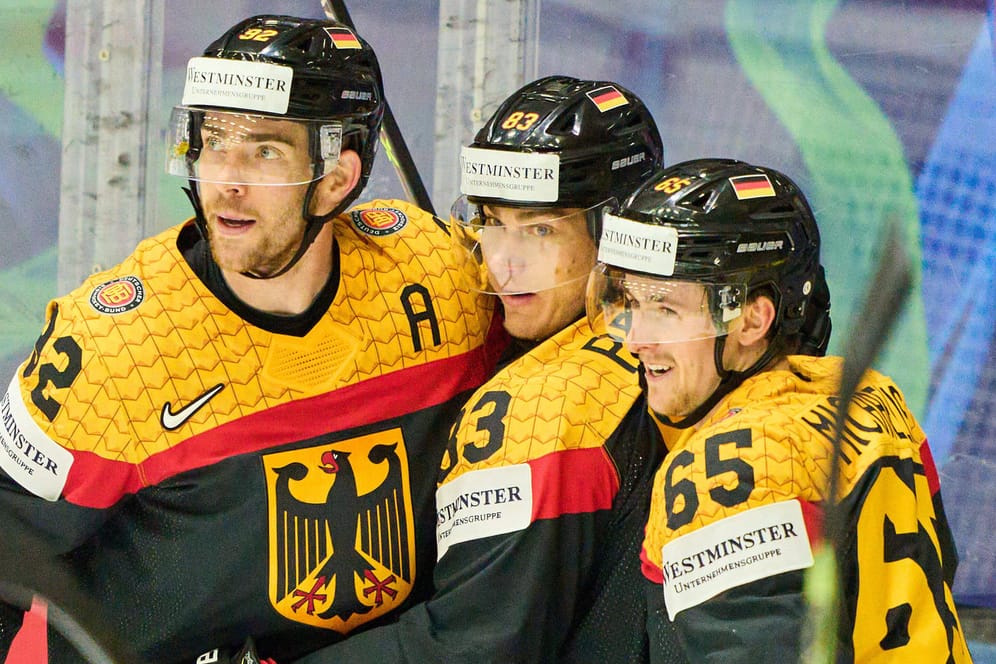 Leonard Pföderl (Mi.): Der Stürmer der Eisbären Berlin erzielte den Siegtreffer für das DEB-Team gegen Frankreich – und jubelte danach mit seinen Teamkollegen.
