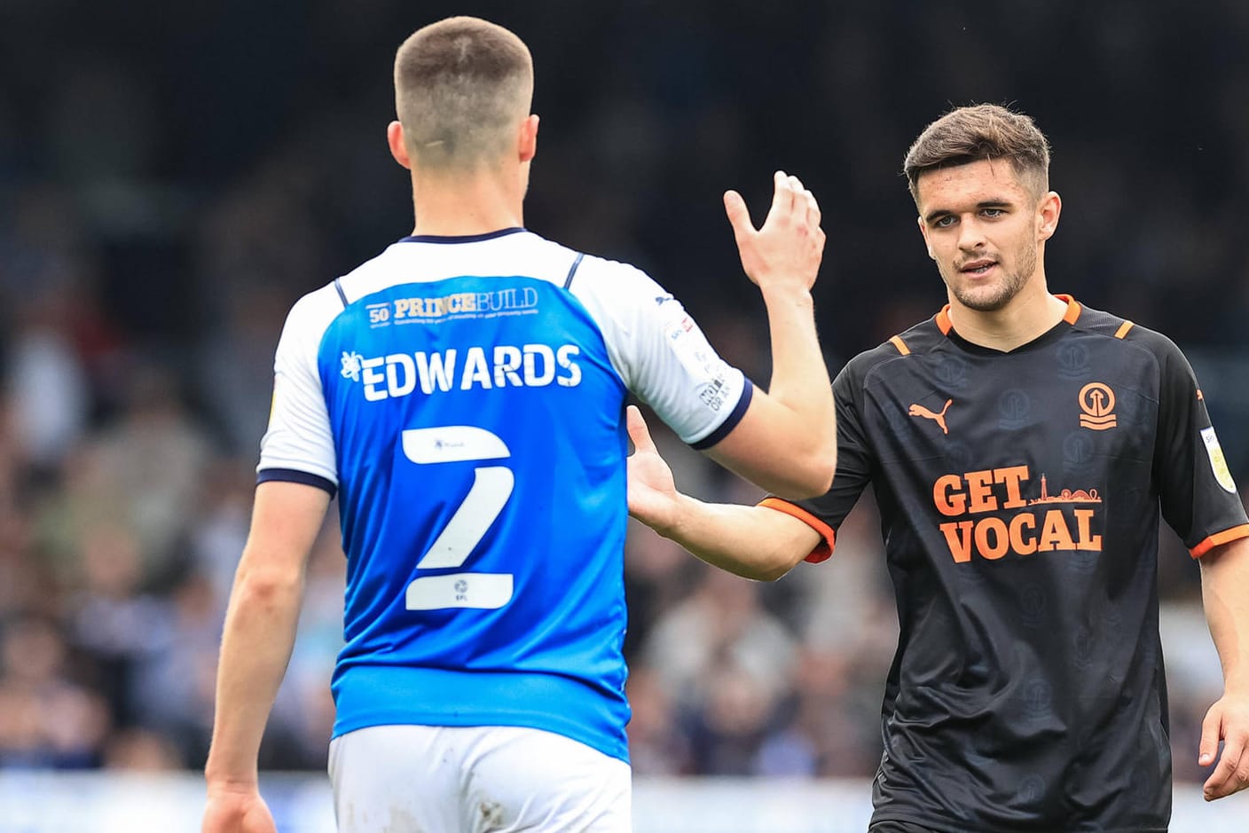 Ronnie Edwards und Jake Daniels (r.): Der 17-Jährige wird von seinem Team unterstützt.