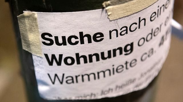 "Suche Wohnung" steht auf dem Zettel an einer Laterne.