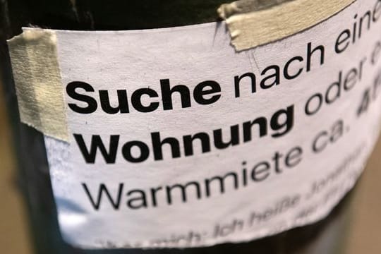 "Suche Wohnung" steht auf dem Zettel an einer Laterne.