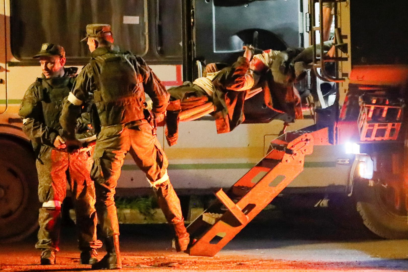 Ein Bus mit evakuierten Soldaten aus Mariupol erreicht Nowoasowsk: Einige der Soldaten sind schwer verwundet.