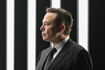 Elon Musk: Der Kauf von Twitter liegt zunächst auf Eis.