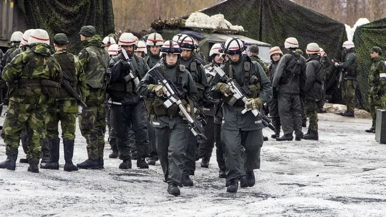 Schwedische Soldaten bei einer Militärübung.