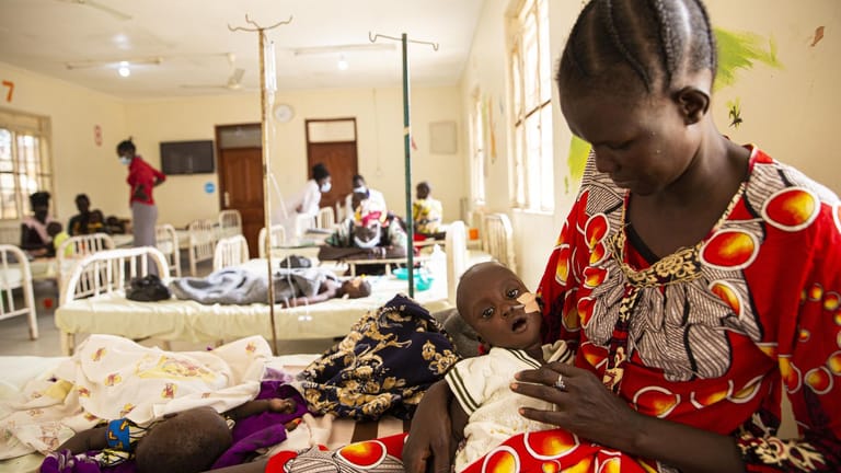 Die sechsmonatige Anei Mariak mit ihrer Mutter in einem Kinderkrankenhaus in der südsudanesischen Hauptstadt Juba.