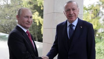Erdogan bertemu Vladimir Putin: Turki melihat dirinya sebagai mediator dalam konflik Ukraina dan ingin terus mendapatkan keuntungan dari hubungan baik dengan Rusia.