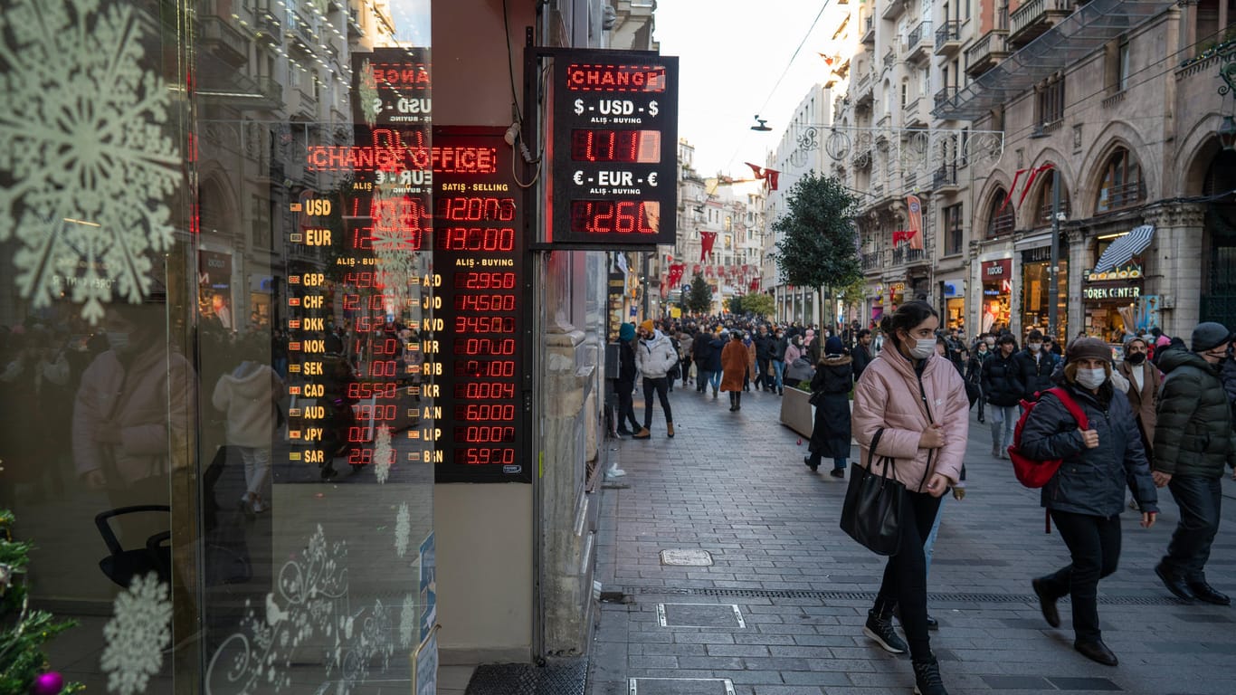 Ein Wechselbüro in Istanbul: Die Türkei steckt weiterhin in einer schweren Wirtschafts- und Währungskrise.