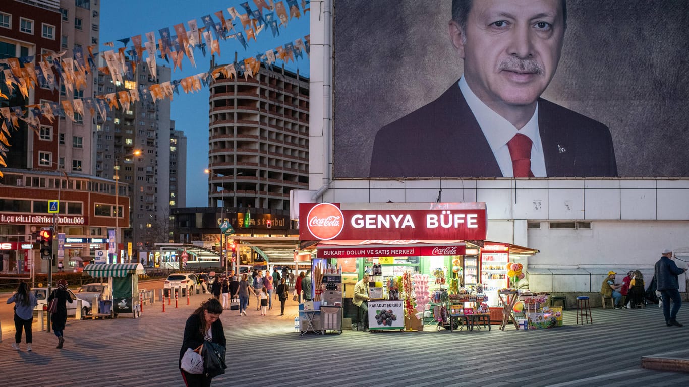 In Bursa hängt ein riesiges Plakat von Erdoğan an einer Häuserfassade: In den vergangenen Jahren gab es immer wieder Konflikte zwischen dem türkischen Präsidenten und dem Westen.