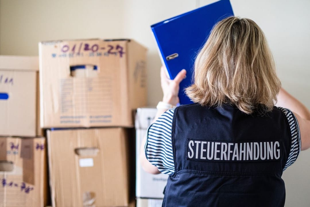 Anhand von sichergestellten Unterlagen machen sich Mitarbeiter der Steuerfahndung auf die Suche nach Indizien für Steuerbetrug.