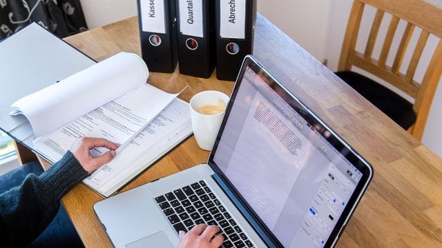 Bequem erstellen und absenden: Einige Menschen nutzen inzwischen das Online-Finanzamt Elster für die Steuererklärung. Bequem erstellen und absenden: Einige Menschen nutzen inzwischen das Online-Finanzamt Elster für die Steuererklärung.